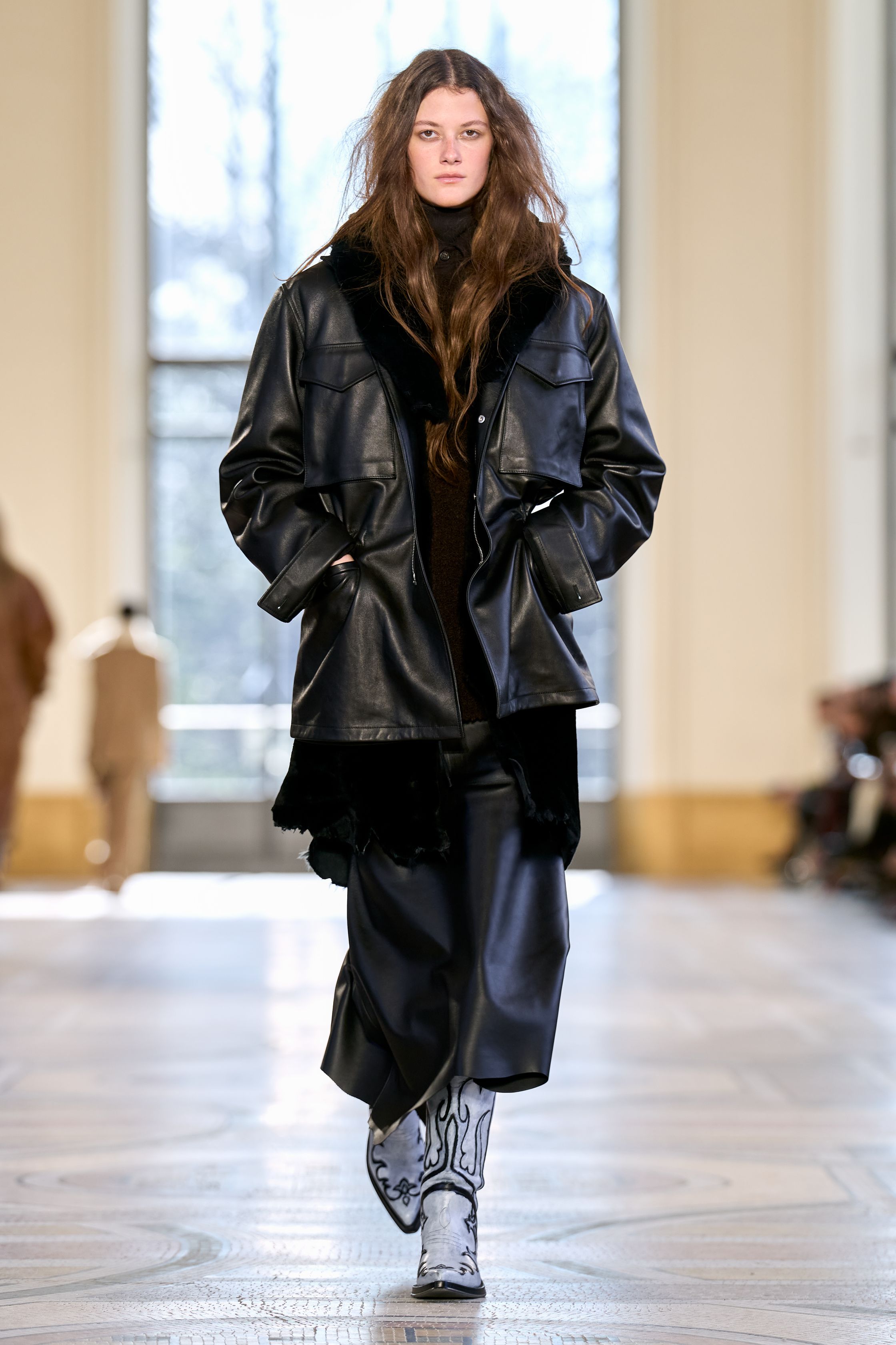 这一季的 Gabriela Hearst，把知识女性的克制、庄园式手工气息与带刺的“爱德华式叛逆”并置在同一条叙事线上：蕾丝针织、皮革外套、毛领大衣与细腰带长裙层层推进，让优雅不再温吞，而是带着理性、韧性与一点危险感。整场秀像一封写给高智感衣橱的情书，柔软之中有锋芒，复古之中见秩序-顽石频道趋势研究